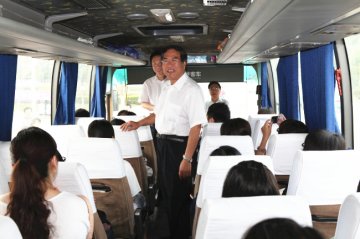 我校2012届本科毕业生依依惜别校园
