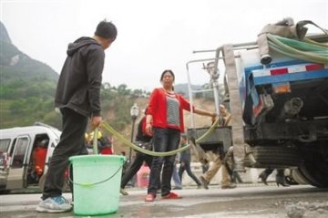 芦山8万村民用水困难：一瓶水淘米洗菜洗碗洗手
