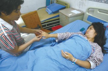 护士被撞殡葬车比救护车先到 殡仪馆司机称路过