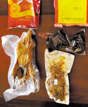 袋装“北京烤鸭”竟是发臭烂肉 火车站成重灾区