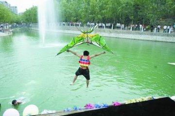 大学生穿奇异服装参加鸟人大赛
