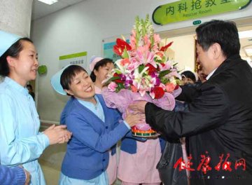 副市长丁向阳等到北京儿童医院检查双休日门诊情况