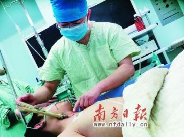 青年驾摩托车撞树 竹子从其右颈穿入胸腔生还