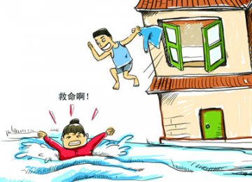 男子穿内衣从二楼跳河中救落水老人