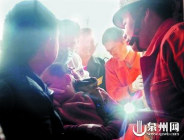 男童摔倒钢钉扎后脑勺 解救一小时送医院