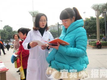公益志愿者宜宾街头宣传科普：留下脐带血 为生命“备份”