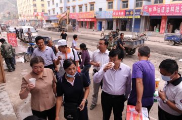 段巍组长检查指导中药发放及健康教育咨询服务工作