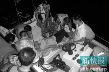 孕妇显危急 边防官兵连夜跨海送医