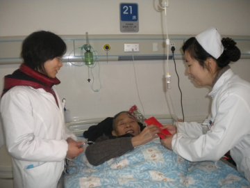 望江县医院内科四病区元旦送祝福 患者收到贺卡