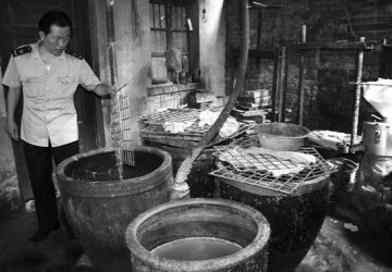 工商检查食品加工点 小作坊产食品安全堪忧