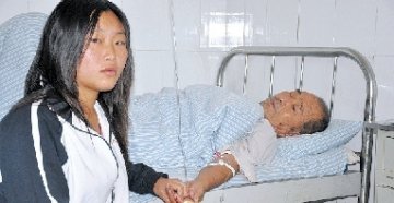 女孩拿学费给偏瘫爷爷看病