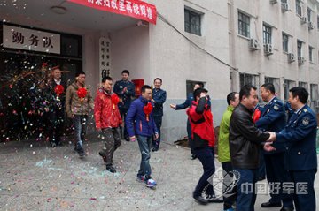 悠悠战友情 依依惜别泪