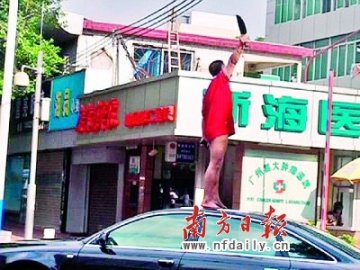男子医院门口拦车舞刀 泼汽油欲点火
