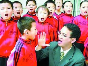 残疾教师获奖金全部捐给聋哑儿