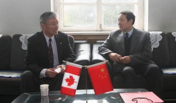 杨宝峰校长亲切会见加拿大卡尔加里大学医学院Ki-Young Lee博士