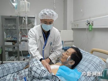 成都医生搭了四座“桥” 救活美国“功夫之父”