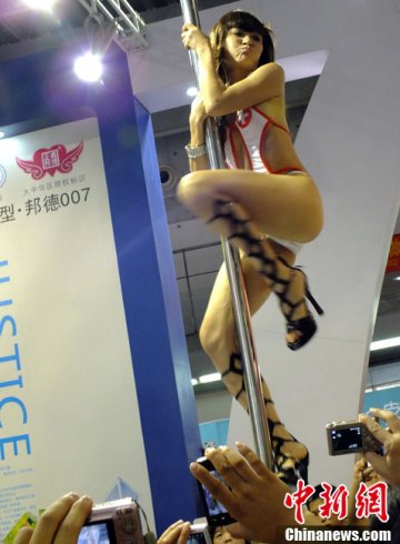 广州性文化节场面火爆 热辣钢管舞引围观