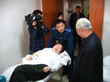 断足少女被拒登机遭截肢 律师称航空法在修订中