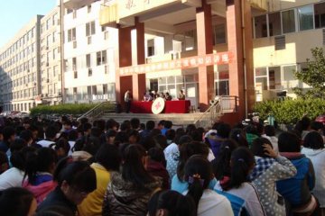鲁中职业学院开展学生及红十字志愿者艾滋病宣传活动