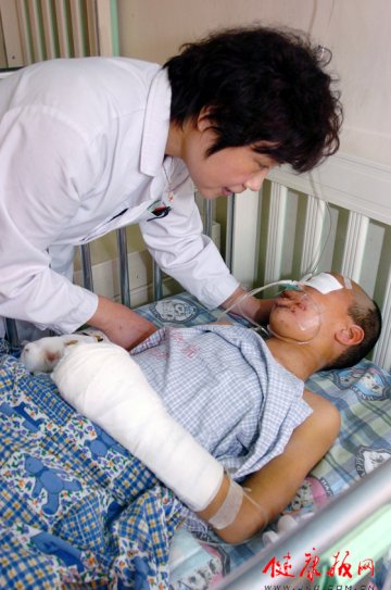 北京儿童医院精心救治燃放爆竹受重伤的一男孩