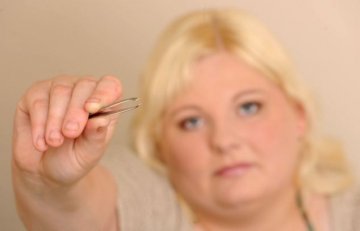 英女子患罕见病 拔汗毛成瘾