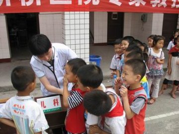 新桥医院健康送到乡村小学