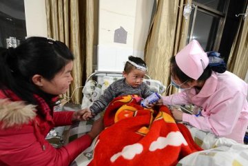 江西贵溪载幼儿面包车坠水事故受伤儿童在医院治疗