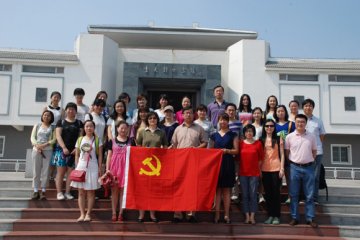 温党史、学党章、忆成长——慢病中心开展党日主题活动