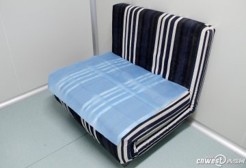 捐精室内沙发上铺有一次性消毒棉布