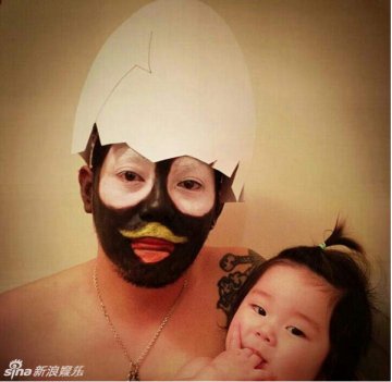 日本父女逗比泡澡照走红