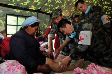 西京医院：志愿者做向导 医疗队精施术 地震受伤老人右腿保住了