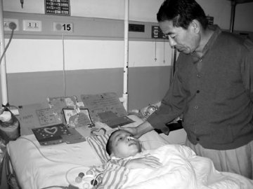 夫妇为给收养弃婴治病欠外债 亲生儿子辍学打工