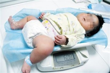 41岁高龄产妇产下重12斤半男婴