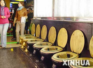 购物场所休息座椅设计成马桶形状
