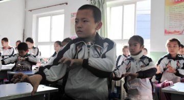雾霾频频河北一小学独创“防霾”武术健身操