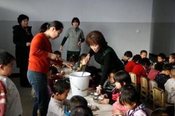 全国妇联向兵团儿童捐赠“蜜儿餐”