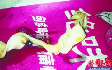 绝味被曝鸭肠裹死苍蝇 店家称删除证据才赔偿