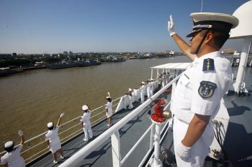 中国海军“和平方舟”号医院船首次抵达孟加拉国开展医疗服务