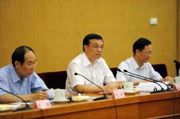 李克强：建立基本药物制度 推进公立医院改革试点