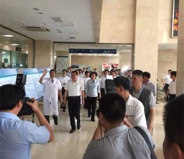 总理来到洛阳新区医院 亲切嘱托留寄语