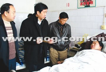 女医生摔断肋骨后爬行3小时至产妇家接生
