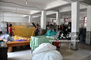 记者暗访发现餐馆桌布医院床单共用烘干机