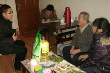 “紫丝带”上门送服务 助京老人迎新年