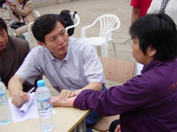 “享受中医”大型义诊在我部举办