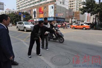 热心路人组成人墙保护晕倒少女