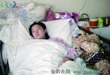 16岁少女身患骨癌自己打工挣学费医药费