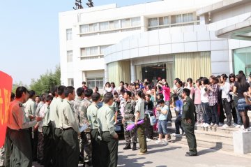 训练有终时，此情无止境--我校2010级新生依依惜别军训教官