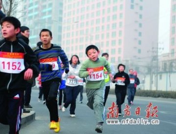 兰州中度污染下长跑活动如期举行 伤肺跑伤不起？