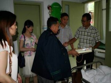中秋送真情月饼暖人心——四川省安岳县疾控中心开展感染者中秋关爱活动