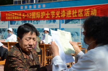 石家庄肾病医院义诊进社区 纪念国际护士节